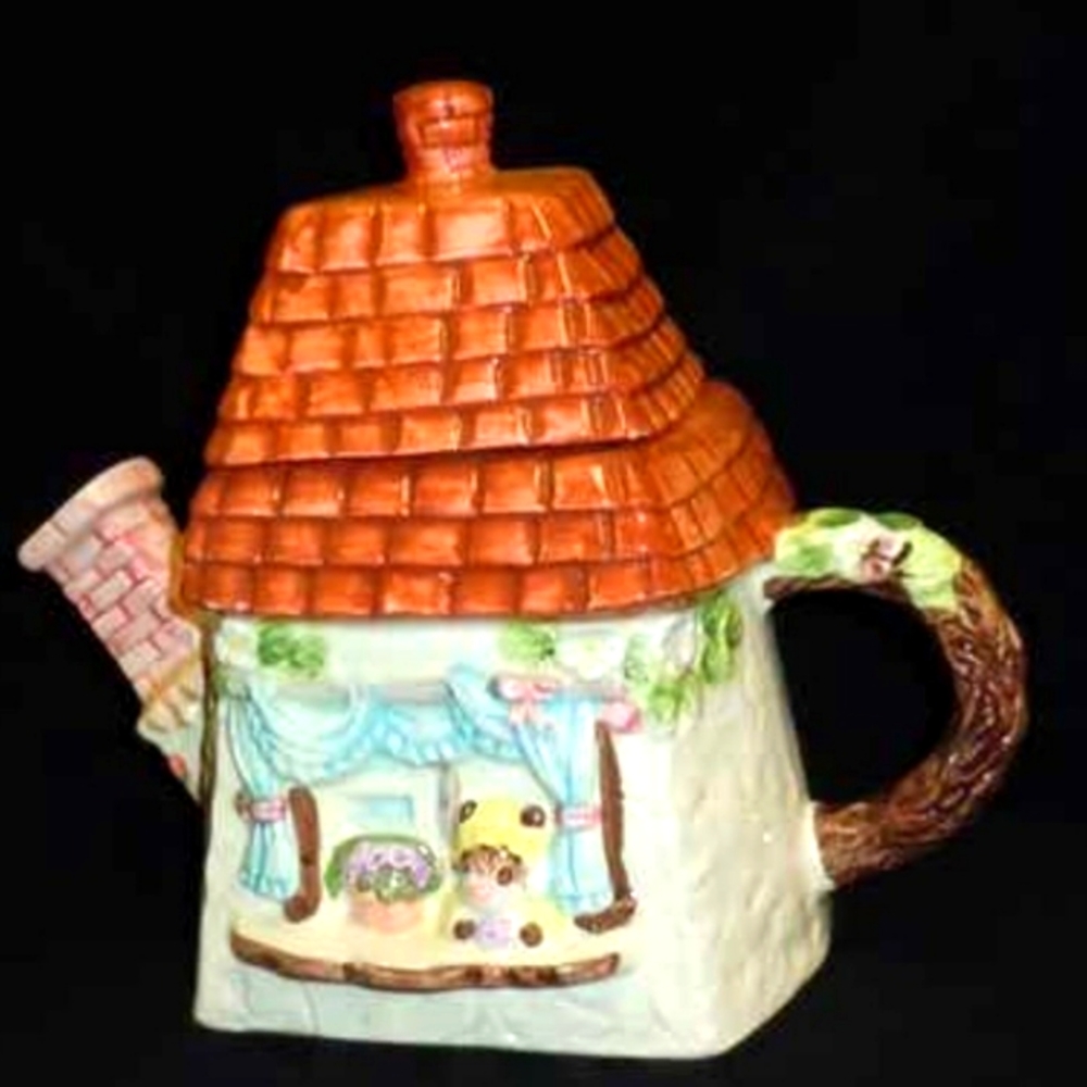 Vintage Heritage Mint Collectibles teapot cottage with roof